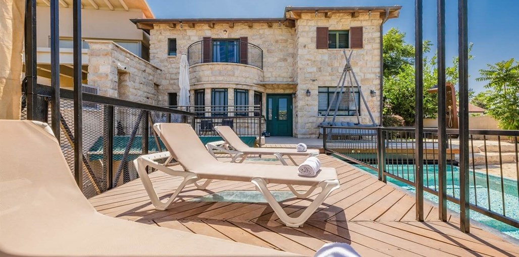 אחוזת בלוביי - Blyebay Mansion חצר (19).jpg