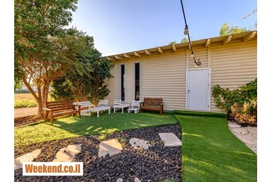 וילה בצל הגלבוע - החצר והבריכה 